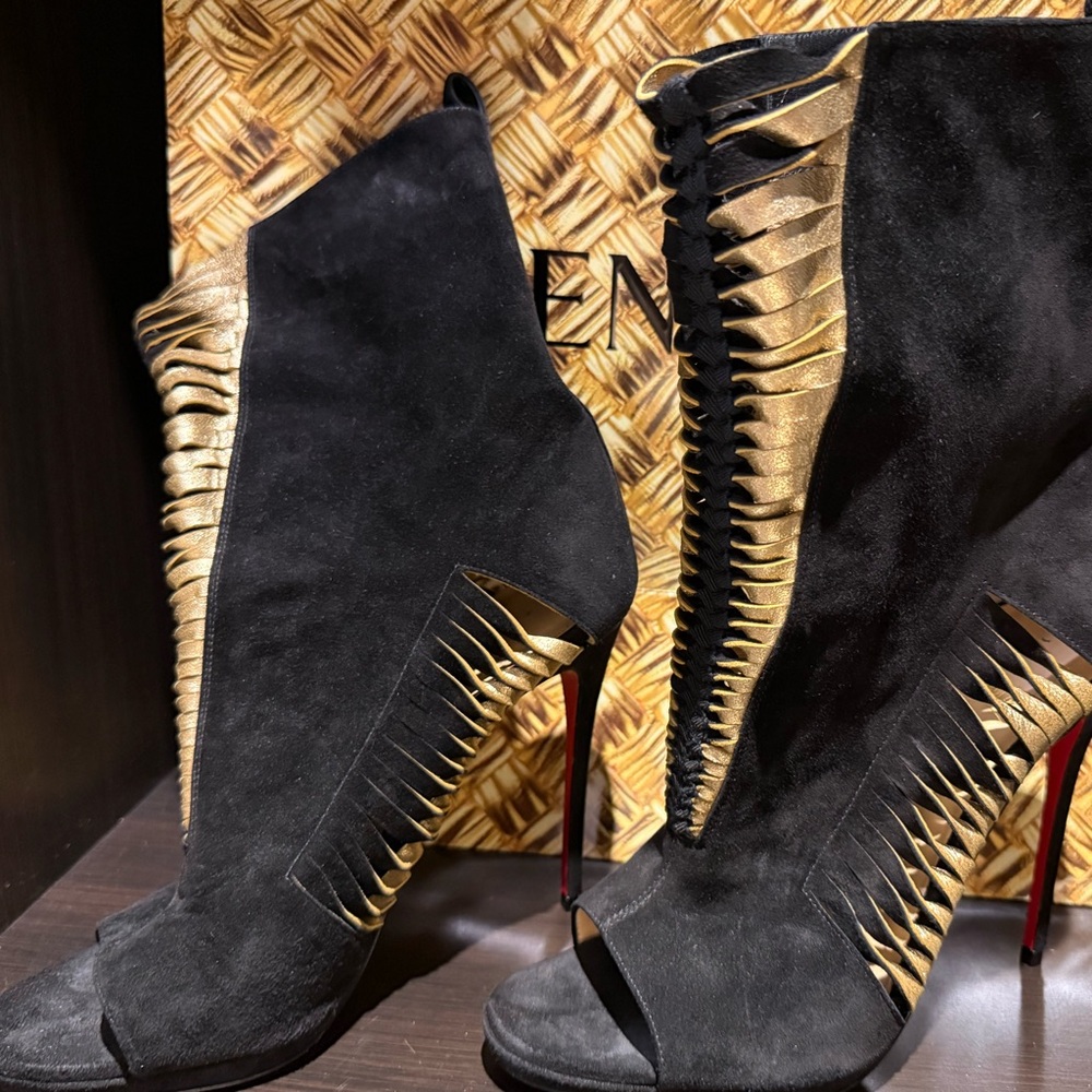 CHRISTIAN LOUBOUTIN Elegant Black and Gold Women's Heels. Brand new